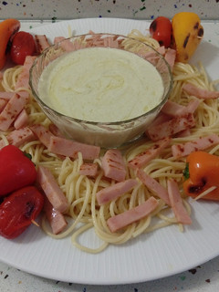 Una foto de Espaguetis con crema de roquefort y jamón asado con mini pimientos y tomates asados