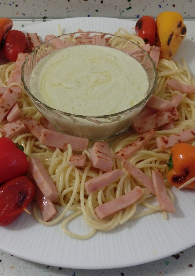 Una foto de Espaguetis con crema de roquefort y jamón asado con mini pimientos y tomates asados