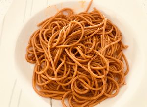 Una foto de Spaguettis picantes con oliva, paprika y ajo