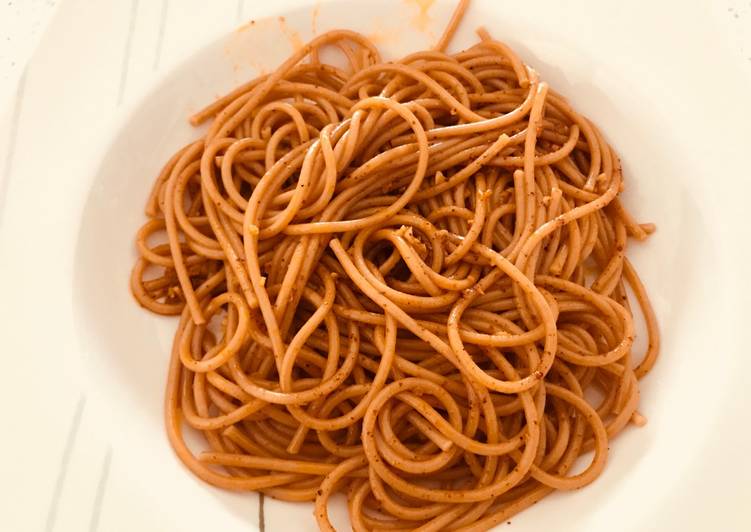 Spaguettis picantes con oliva, paprika y ajo Receta de Patricia Quiroga  Newbery- Cookpad