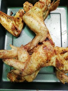 Una foto de Alitas al curry en las brasas