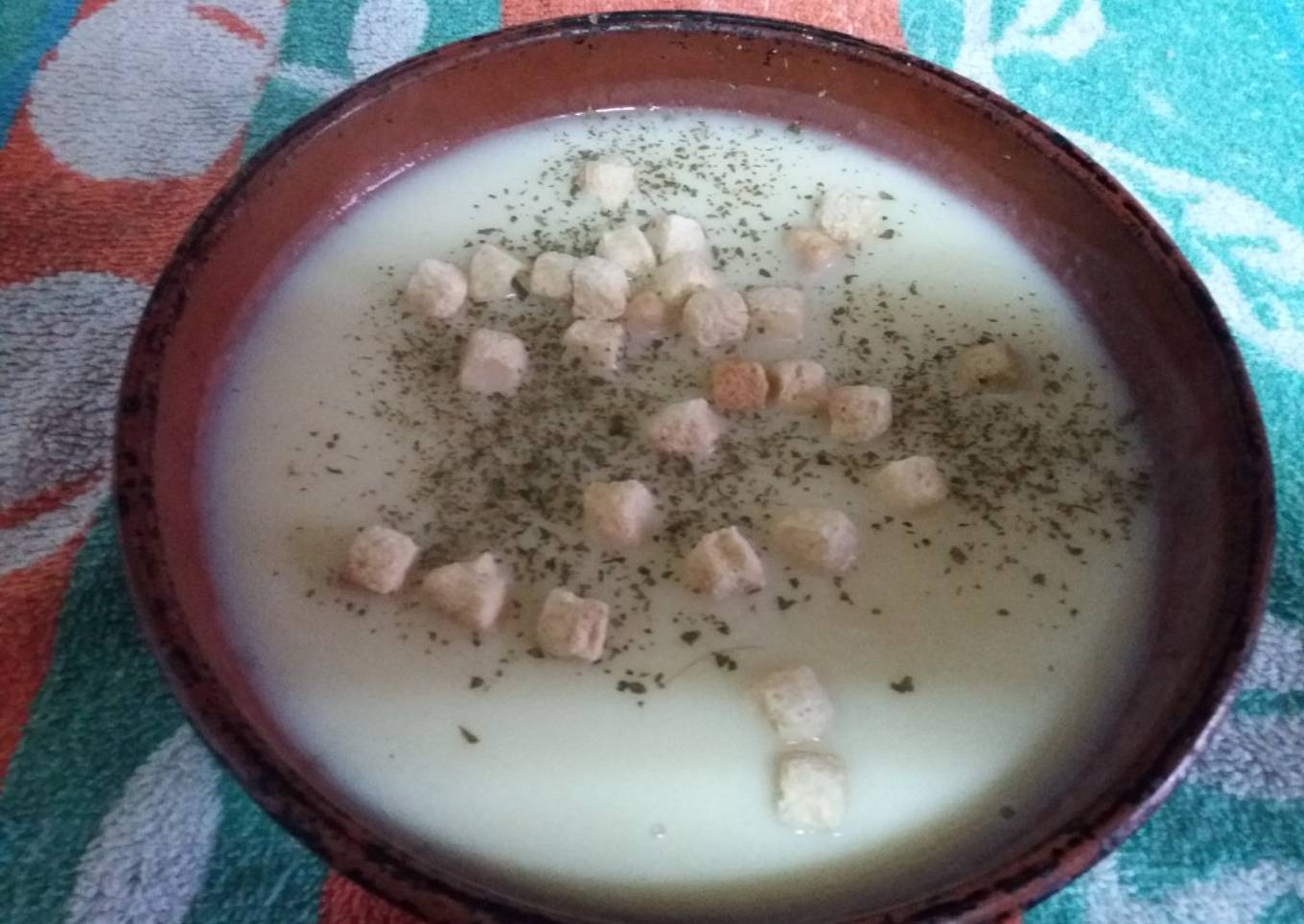 Crema de calabacín con quesitos patata y cebolla