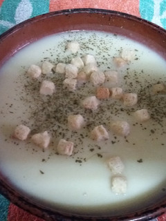 Una foto de Crema de calabacín con quesitos patata y cebolla