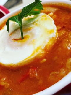 Una foto de Sopa de tomate a mi manera con huevo duro en lékué