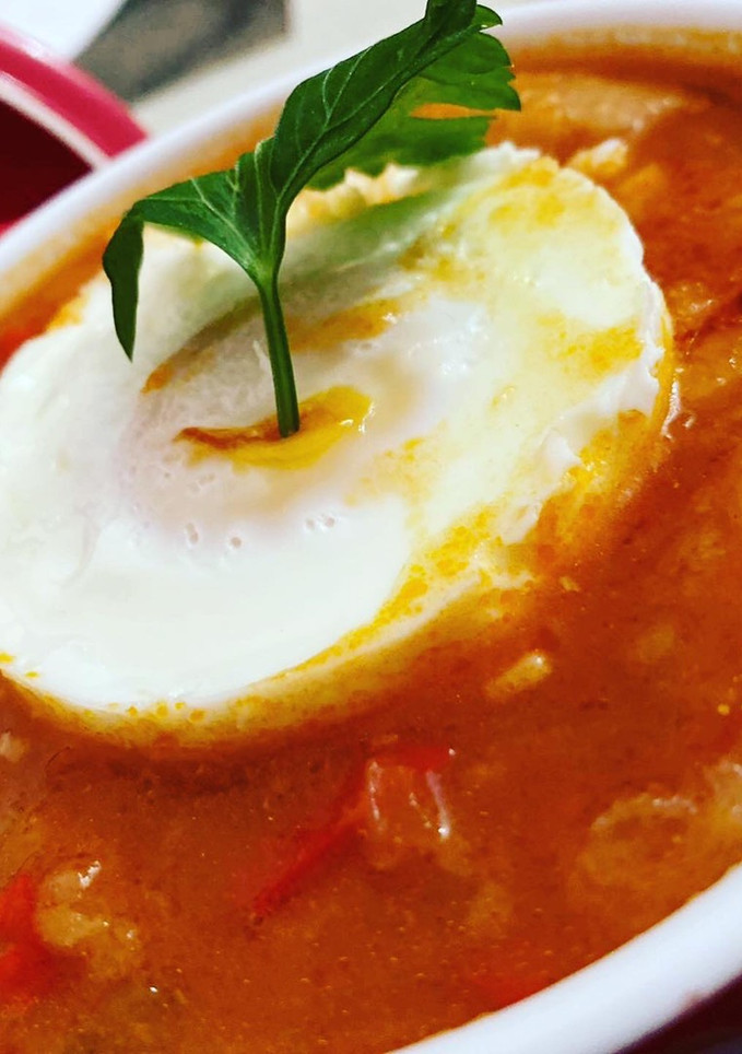 Una foto de Sopa de tomate a mi manera con huevo duro en lékué