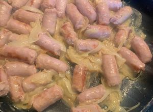 Foto principal de Salchichas frescas encebolladas a la mostaza