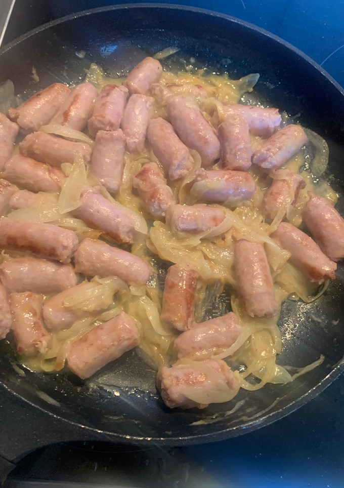 Una foto de Salchichas frescas encebolladas a la mostaza