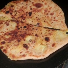 A picture of Carrot and potato ka paratha.