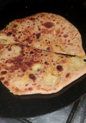 A picture of Carrot and potato ka paratha.