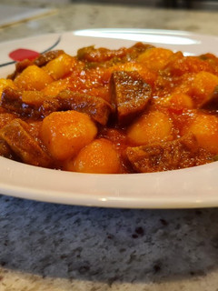 Una foto de Ñoquis con tomate y chorizo