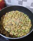 Arroz con habitas y champiñones frescos