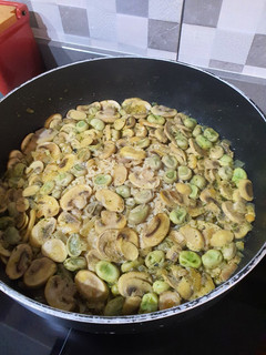 Una foto de Arroz con habitas y champiñones frescos
