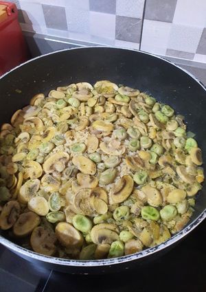 Una foto de Arroz con habitas y champiñones frescos