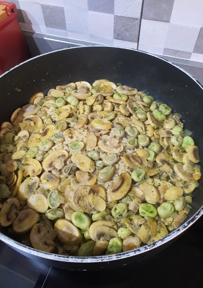 Una foto de Arroz con habitas y champiñones frescos