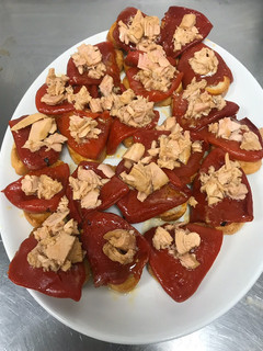 Una foto de Tostas de pimiento del piquillo y ventreska