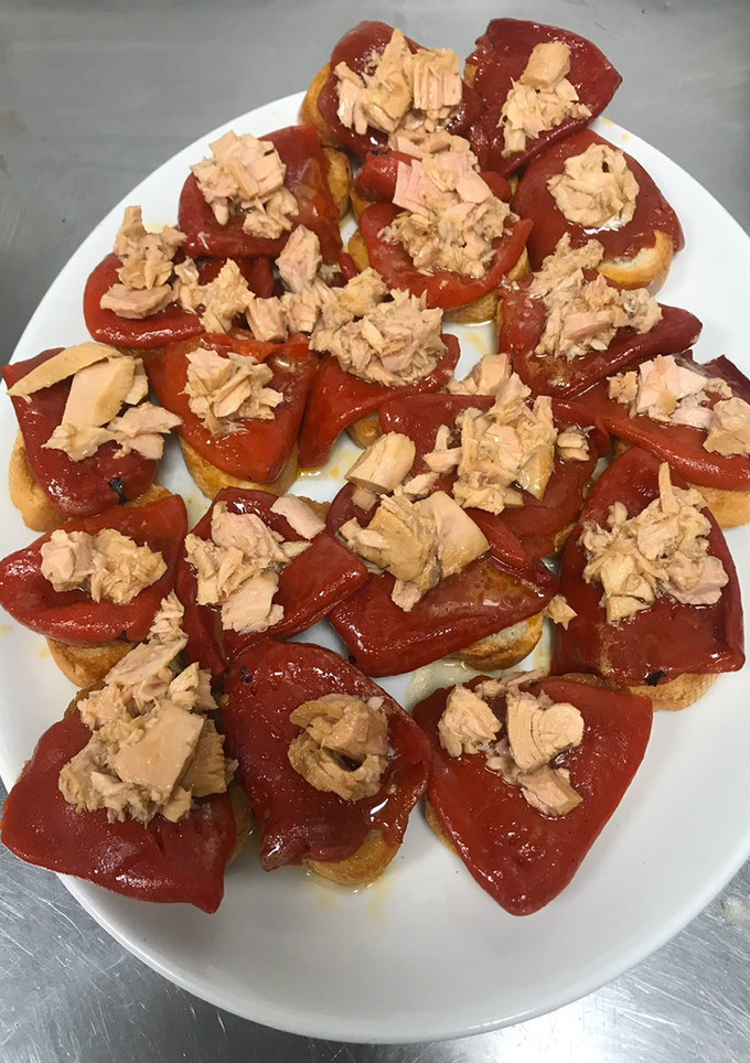 Una foto de Tostas de pimiento del piquillo y ventreska