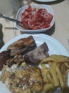 Una foto de Asado al horno con papas fritas