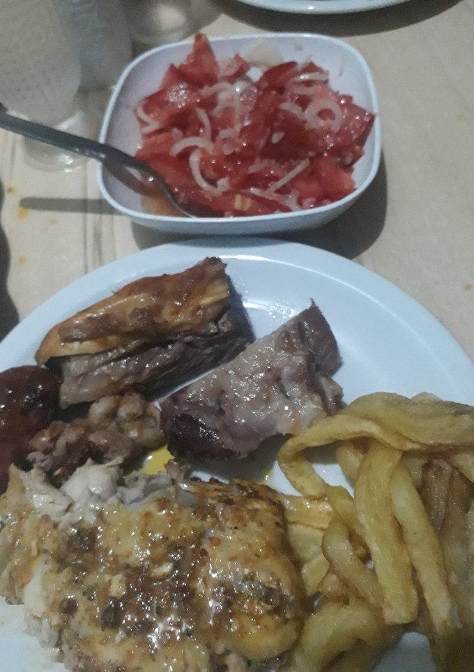 Una foto de Asado al horno con papas fritas