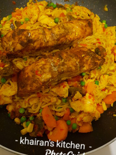 Stir fry noddles and salmon fish ainihin hoton girkin