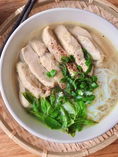 Hình của món Bún Ức Gà Lá É (Lá Quế Trắng).