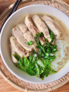Hình của món Bún Ức Gà Lá É (Lá Quế Trắng).