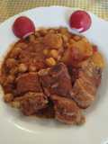 Patatas guisadas con costillas y garbanzos