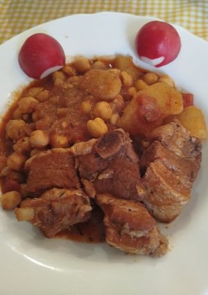 Foto principal de Patatas guisadas con costillas y garbanzos