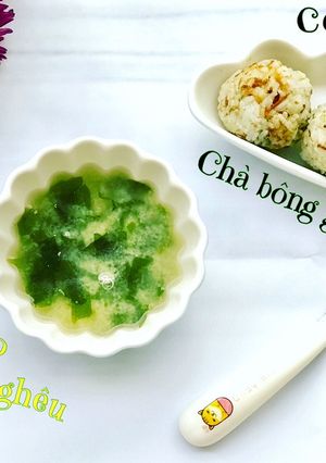 Hình của món Cơm vien chà bông gà súp miso thịt nghêu.