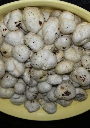 A picture of Rosted makhana.