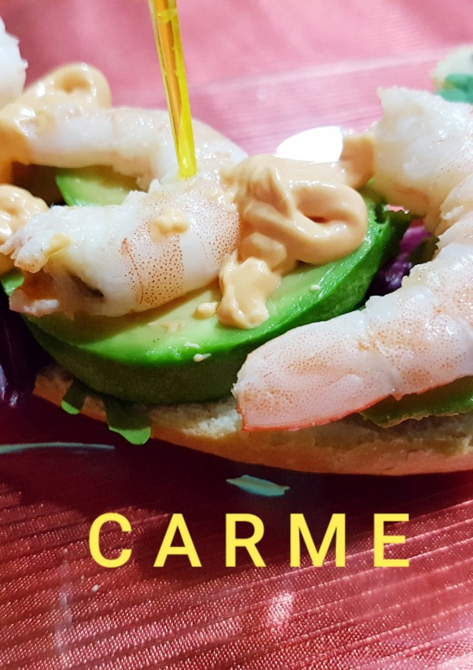Una foto de Montaditos de langostinos y aguacate