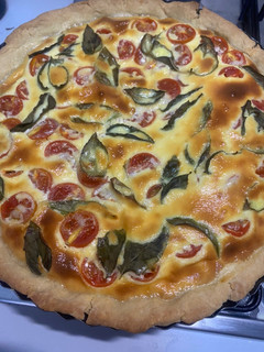 Una foto de Quiche tomate albahaca