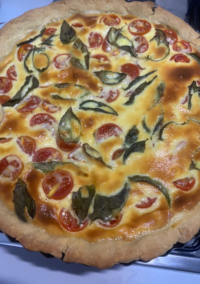 Una foto de Quiche tomate albahaca