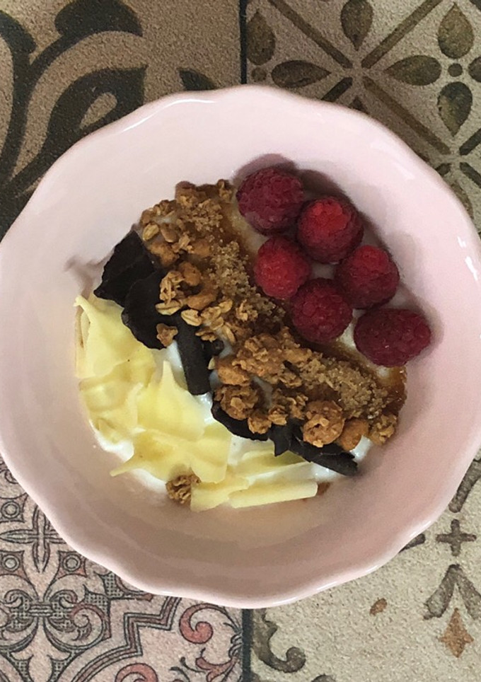 Una foto de Yogur con muesli de dos chocolates y frutos rojos