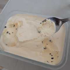 Una foto de Helado de maracuyá