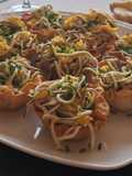 Nido crujiente relleno de revuelto de gulas