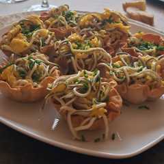 Una foto de Nido crujiente relleno de revuelto de gulas