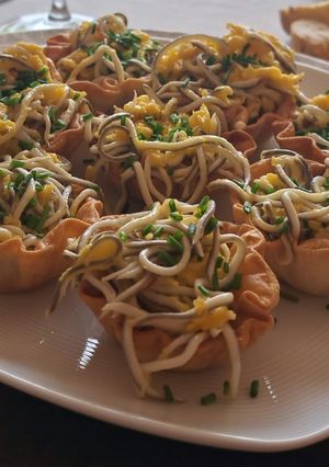 Foto principal de Nido crujiente relleno de revuelto de gulas