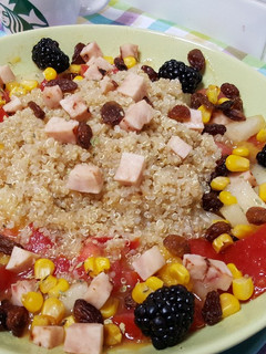 Una foto de Ensalada de quinoa con frutas y pavo