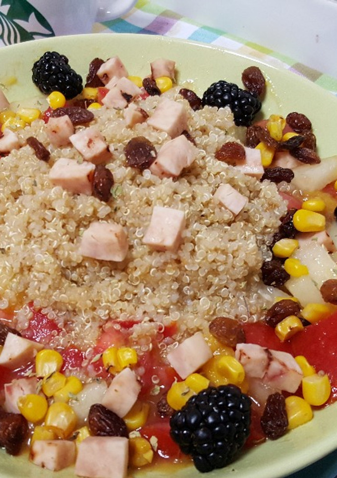 Una foto de Ensalada de quinoa con frutas y pavo