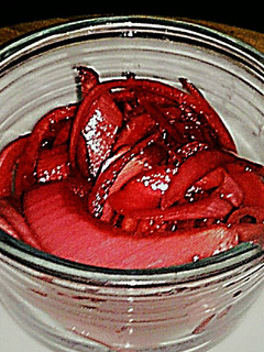 A picture of Tex's Easy Pickled Red Onions 🍲.