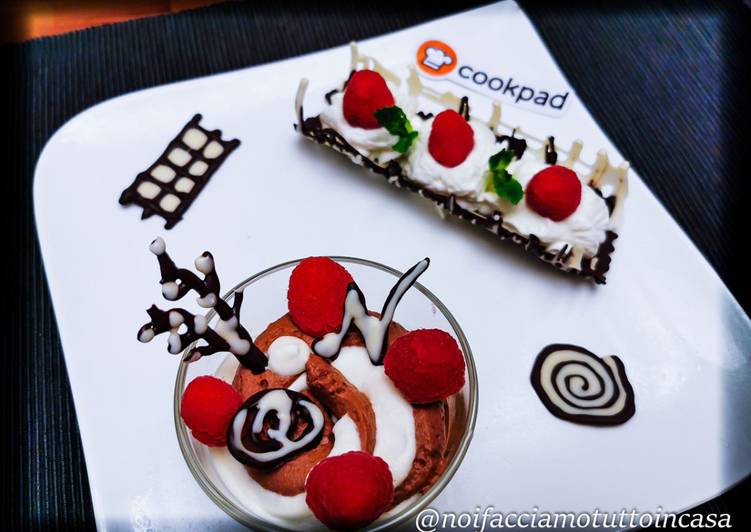 Recetta di Veloce Mousse ai due Cioccolati - Fondente e Bianco con peperoncino piccante