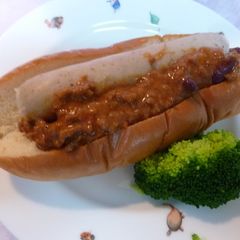 A picture of Quick and Easy Chili Con Carne Dogs.