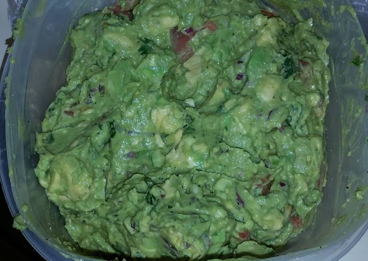How to Make Super Quick Homemade Chunky Guacamole