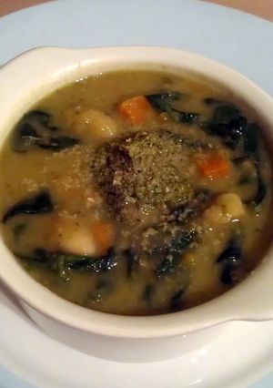 A picture of Vickys Pesto, Spinach & Bean Soup, GF DF EF SF NF.