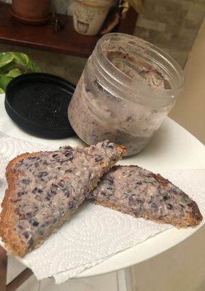 Una foto de Hummus de porotos negros