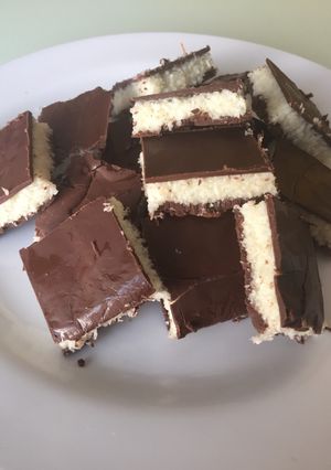 Una foto de Bocaditos de coco y leche condensada con chocolate