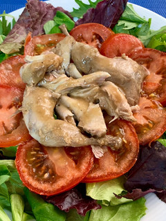 Una foto de Ensalada de codornices escabechadas