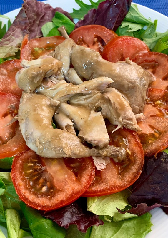 Una foto de Ensalada de codornices escabechadas