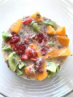 Una foto de Macedonia de frutas de verano y chía