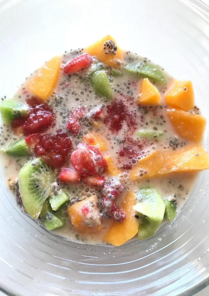 Una foto de Macedonia de frutas de verano y chía